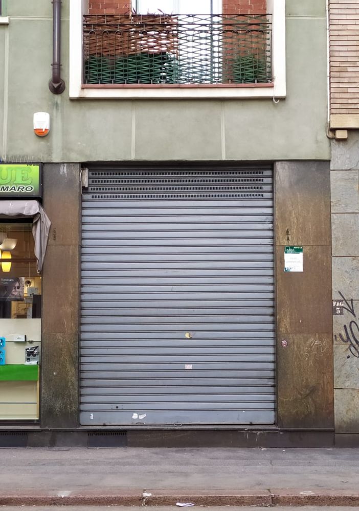 negozio con le serrande abbassate