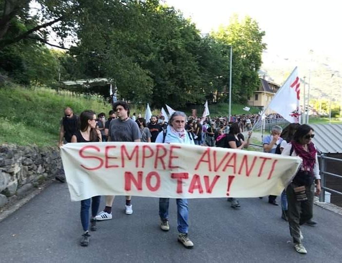 Tensioni in Valle di Susa, bruciato il cancello del cantiere a Chiomonte