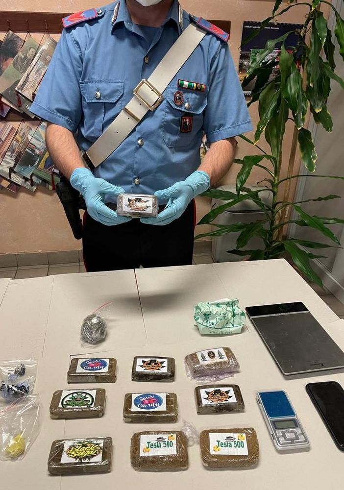 Trovati oltre un chilo e 200 grammi tra ecstasy, marijuana e hashish