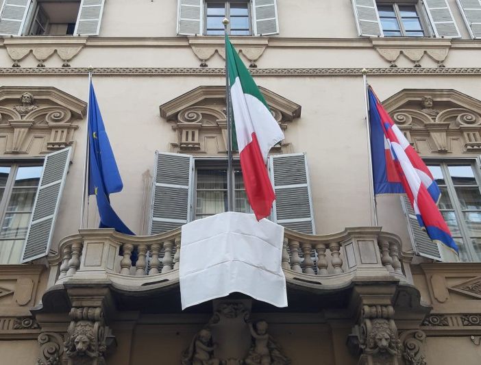 Lo striscione esposto fuori da Palazzo Lascaris