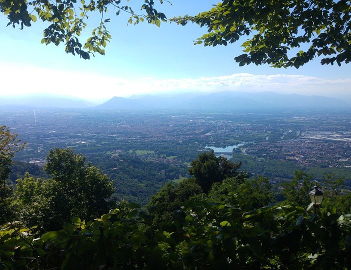 I sentieri collinari di Torino raccolti in una mappa aggiornata per i turisti in transito