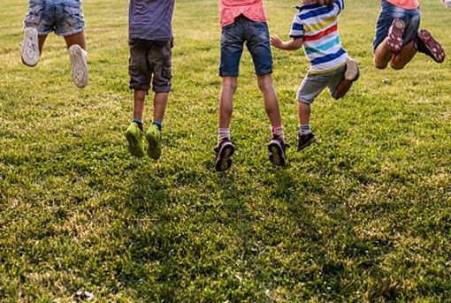 Giochi nei parchi e campi estivi: le linee guida ufficiali per fare divertire in sicurezza bimbi e adolescenti
