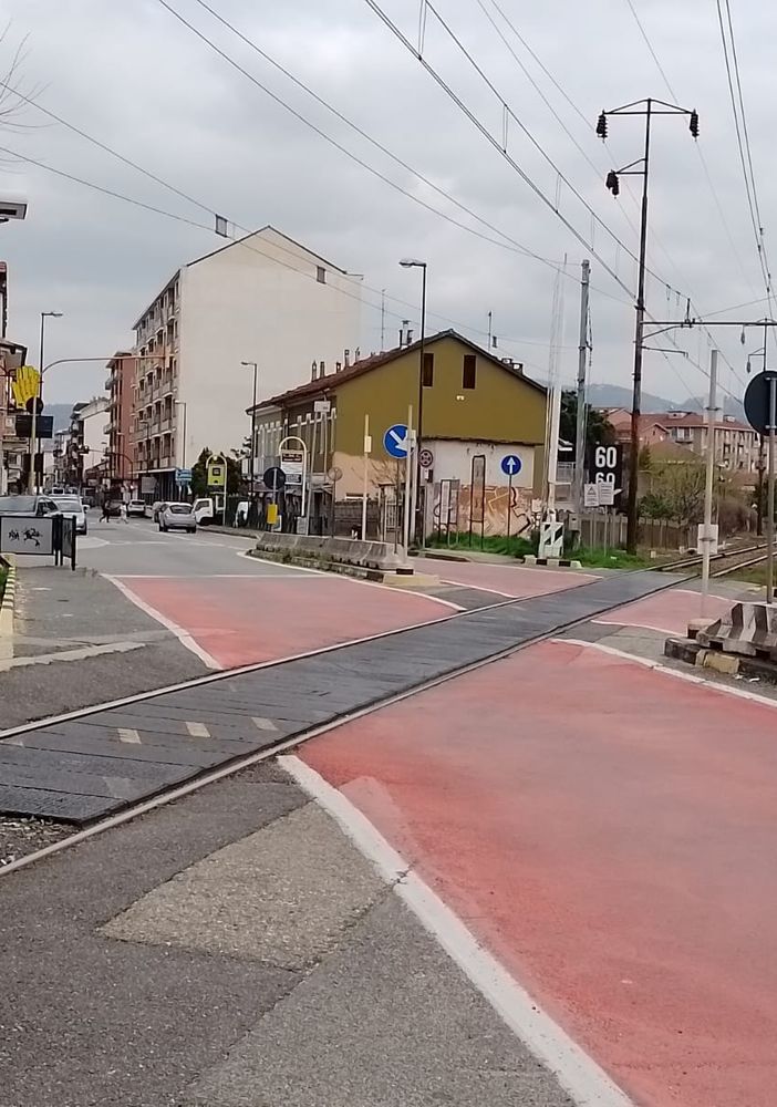Nichelino, il passaggio a livello rimane ancora una volta aperto con un treno in transito