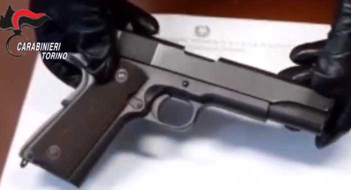 pistola recuperata dai carabinieri pistola recuperata dai carabinieri