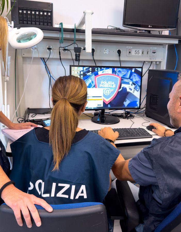 agenti di Polizia Postale ripresi di spalle