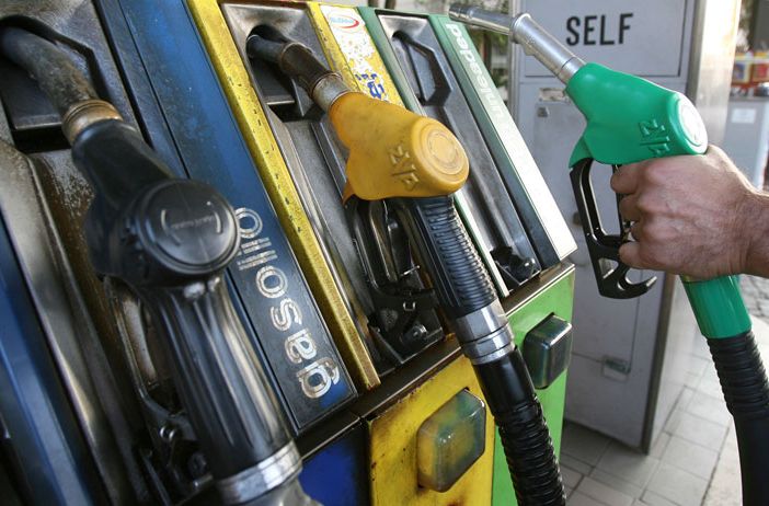 distributore di benzina con vari carburanti