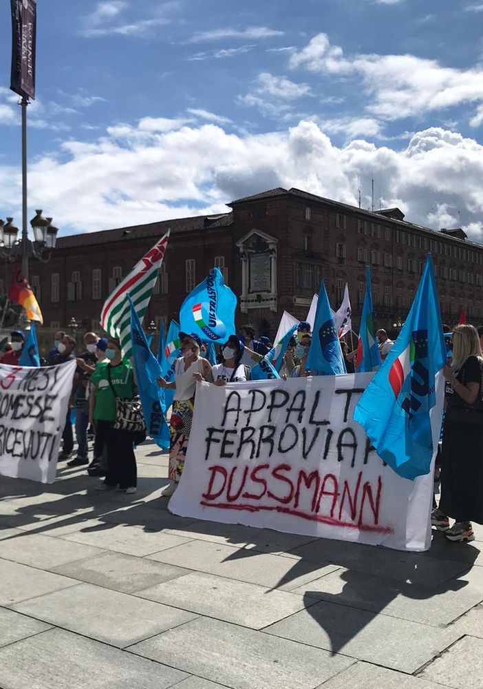 Il dramma dei lavoratori dei treni: &quot;Da marzo senza un euro, non possiamo permetterci un piatto di pasta&quot;