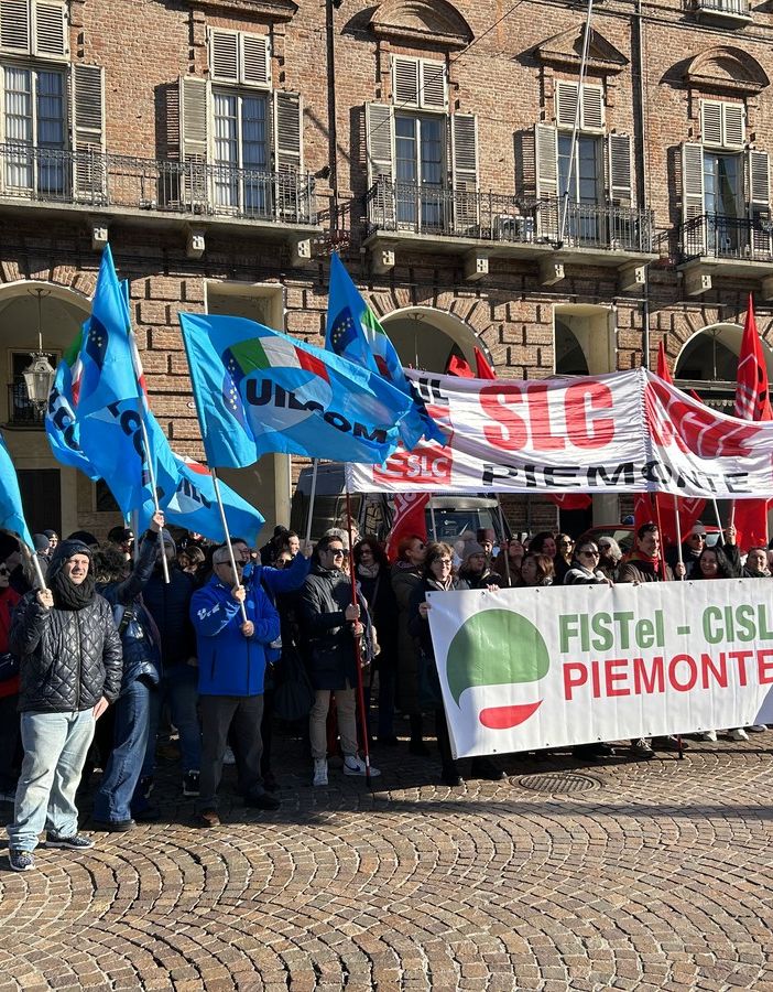 Call center da incubo, paghe da 6,5 euro l’ora: protesta davanti alla prefettura