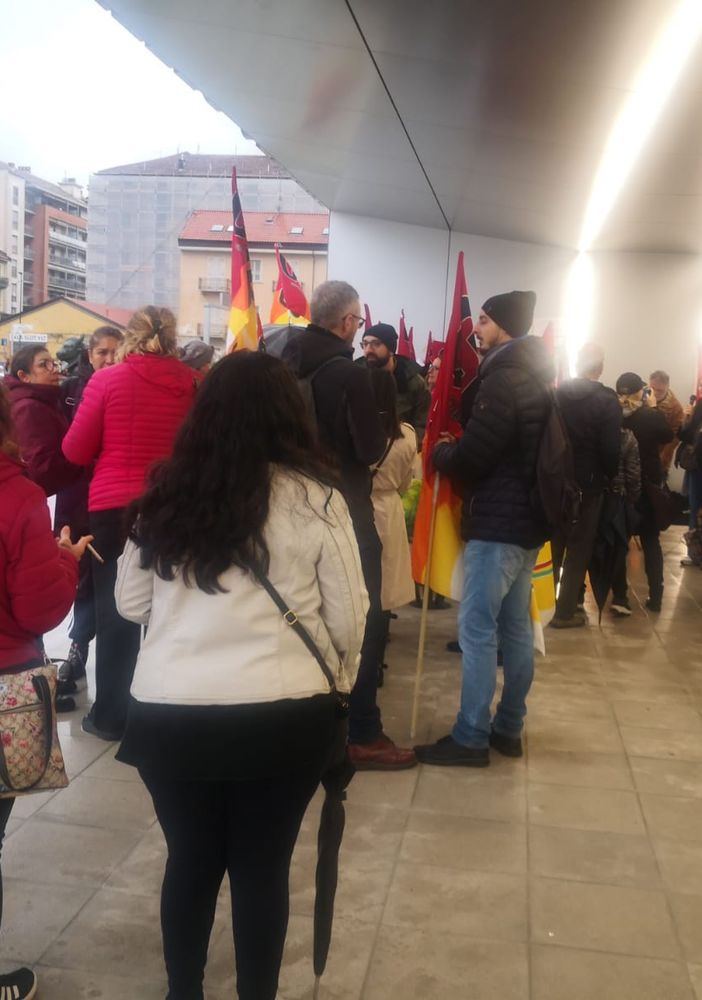 protesta davanti al grattacielo della Regione