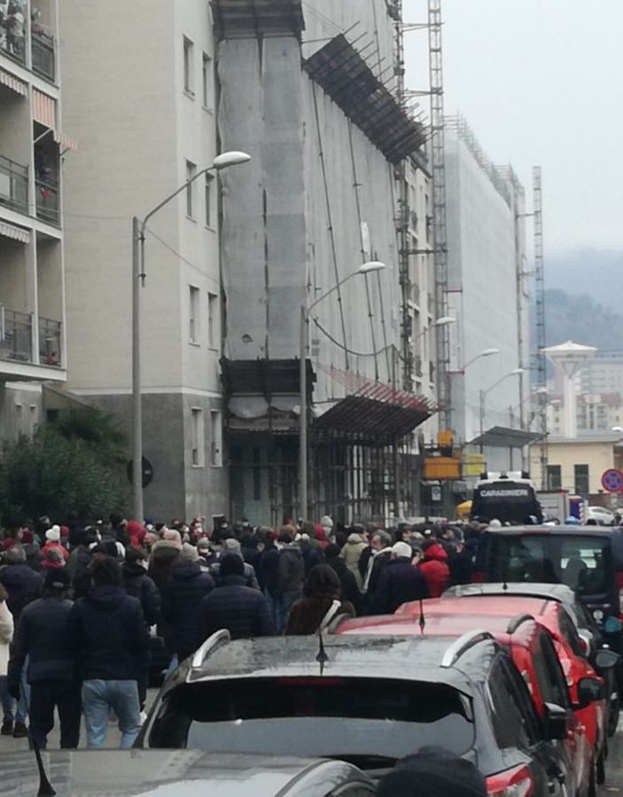 Cori, petardi e fuochi d'artificio: la protesta del tifo granata &quot;assedia&quot; i giocatori al Filadelfia [VIDEO]