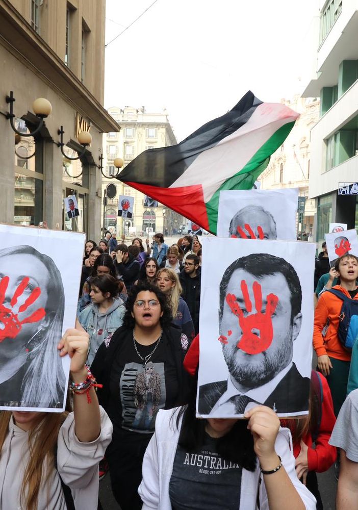 Mani insanguinate su Meloni e Netanyahu: la protesta degli studenti contro la riforma Valditara