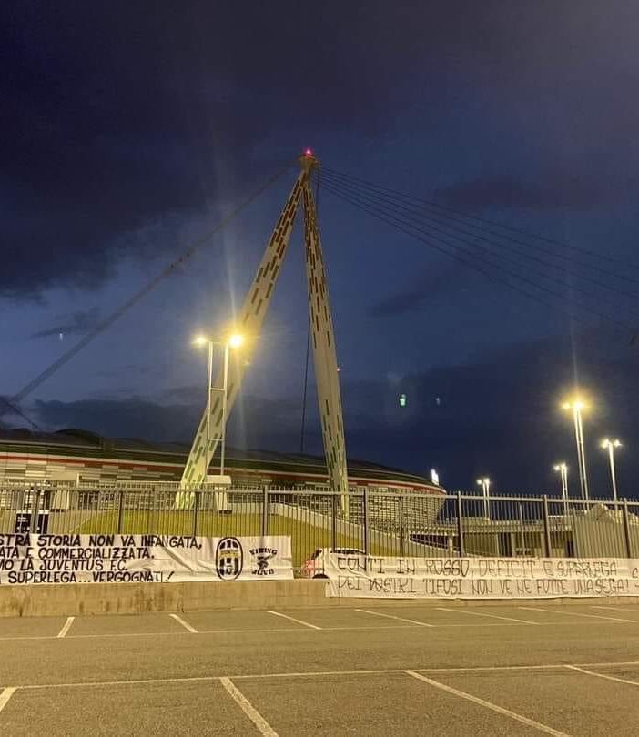 Nella serata di ieri sono comparsi all'Allianz stadium alcuni striscioni di protesta della tifoseria bianconera contro la Superlega
