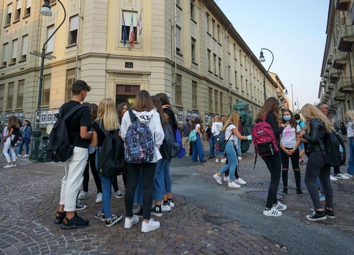 ragazzi davanti a scuola