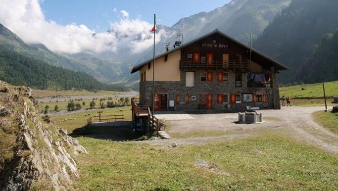 Il rifugio Jervis &quot;criticato&quot; dai turisti si difende: &quot;Da noi un'accoglienza calorosa, ma non possiamo offrire i servizi di un hotel...&quot;&quot;