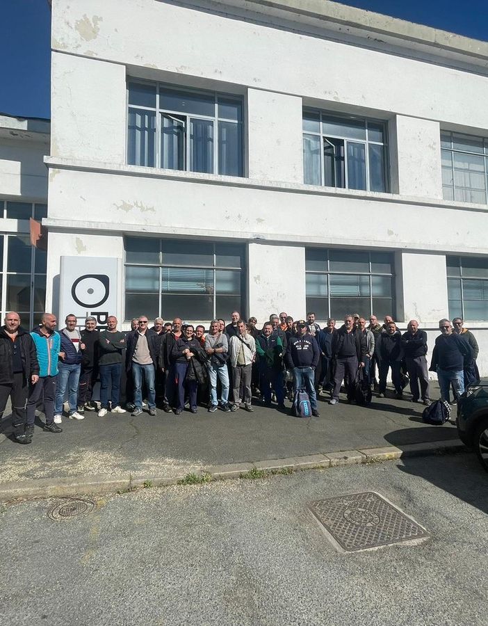 Lavoratori in sciopero all'esterno di un'azienda
