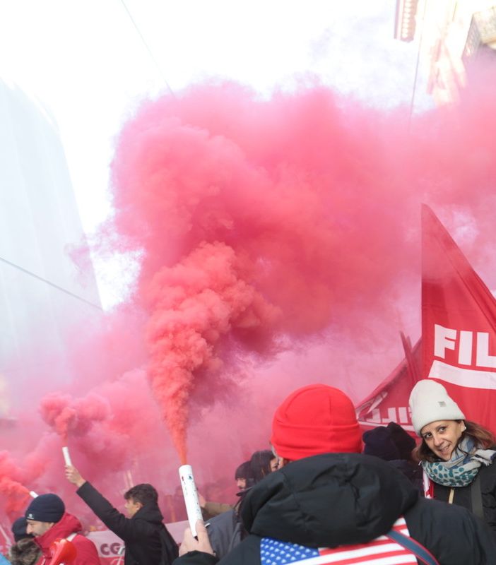 L’onda dei 20mila per lo sciopero generale che ha invaso Torino: “Non ci fermeremo”