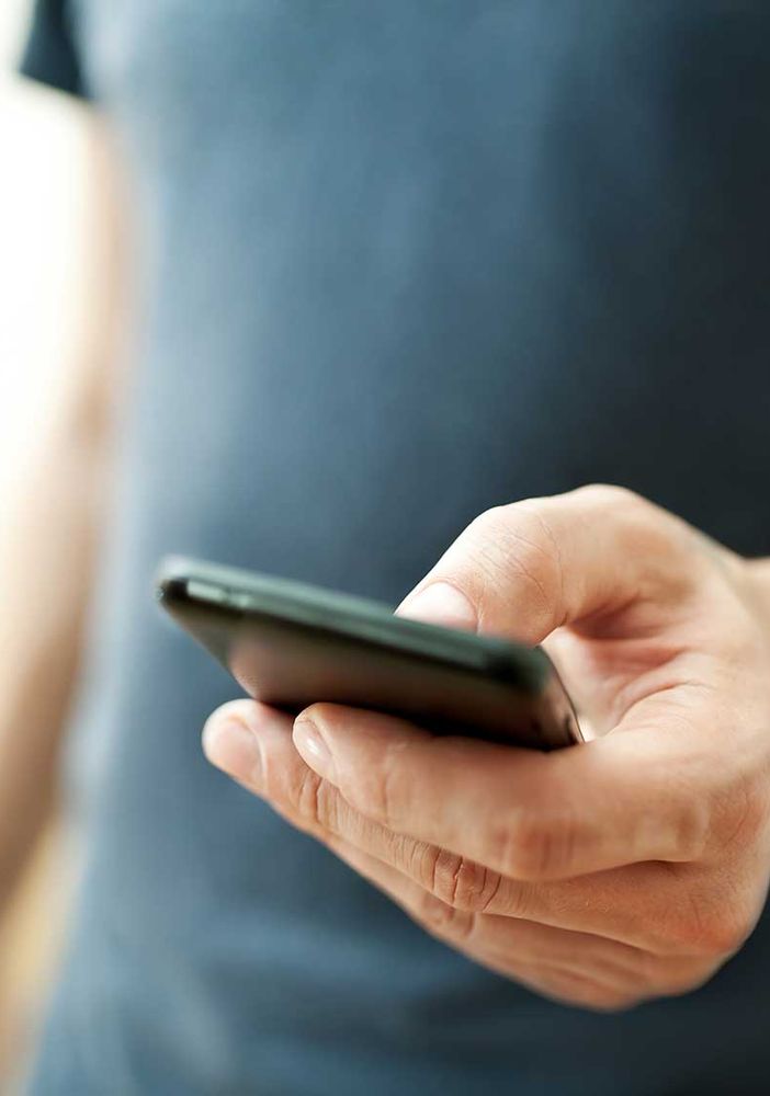 uomo che consulta il cellulare