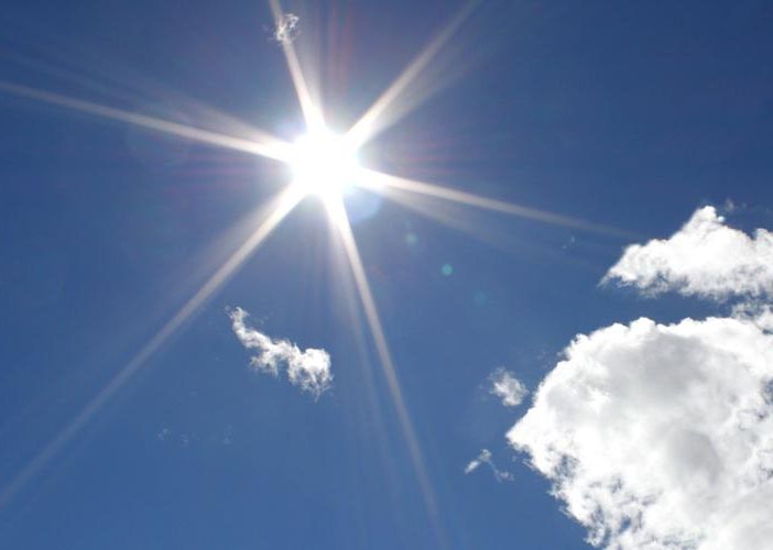 cielo soleggiato e poco nuvoloso