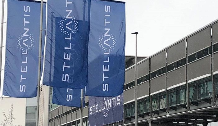 Bandiere di uno stabilimento Stellantis