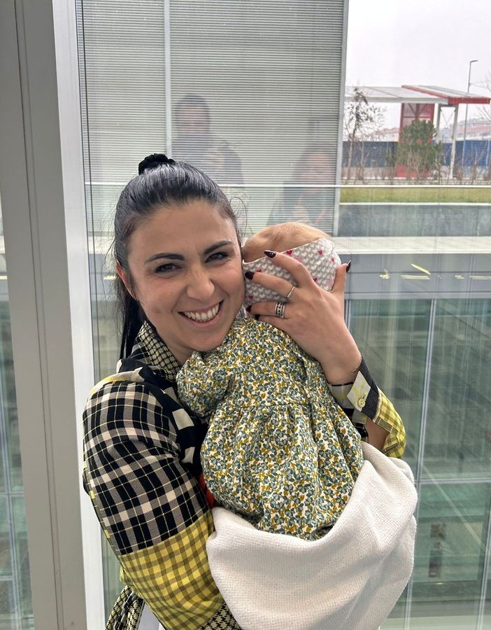 mamma con bimba in braccio