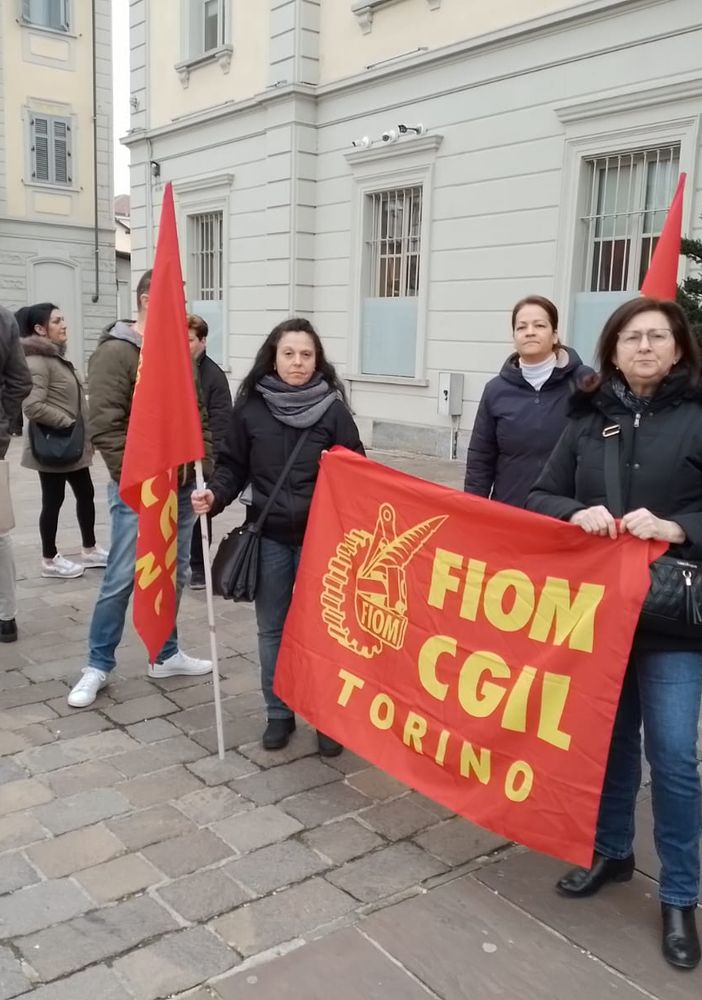 Storie della crisi Delgrosso: una donna separata con tre figli, marito e moglie entrambi dipendenti