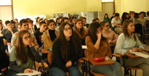 Iscrizioni al prossimo anno scolastico, in provincia di Torino uno studente su tre sceglie gli istituti tecnici, ma i preferiti restano i licei