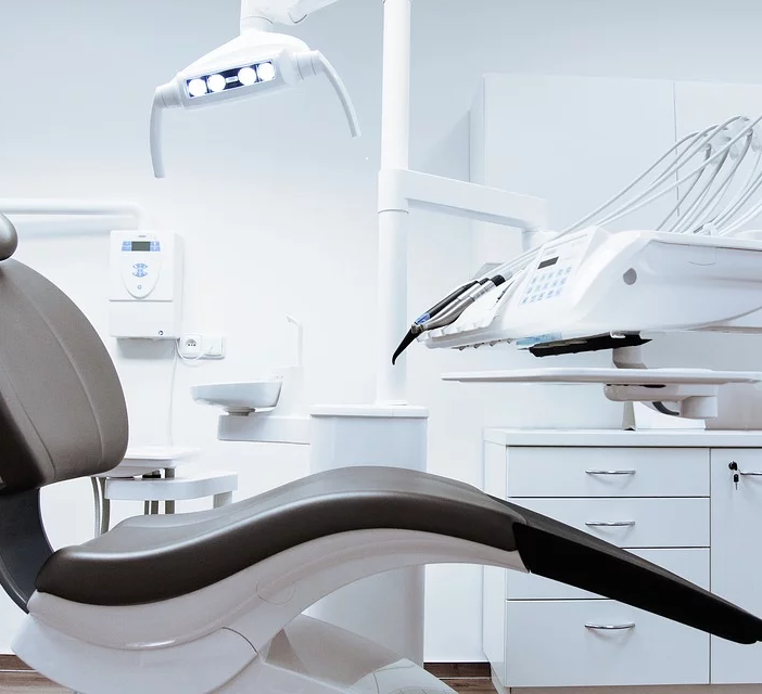 Coronavirus, come funziona per chi deve andare dal dentista? Valgono solo le urgenze