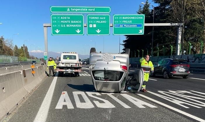 Scontro in tangenziale, un'auto si ribalta sulla carreggiata a testa in giù: due feriti, disagi al traffico