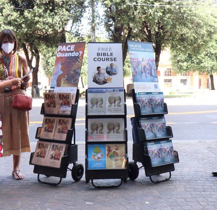 persone intorno a espositore
