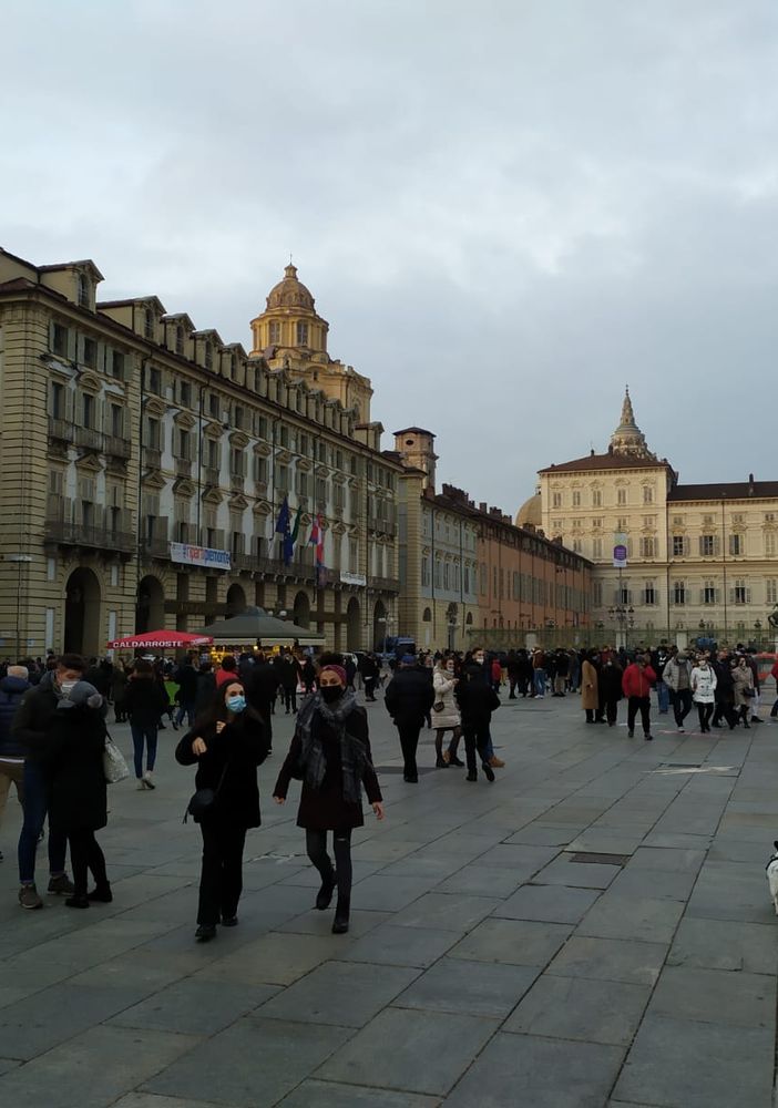 Piazza Castello persone che passeggiano zona gialla