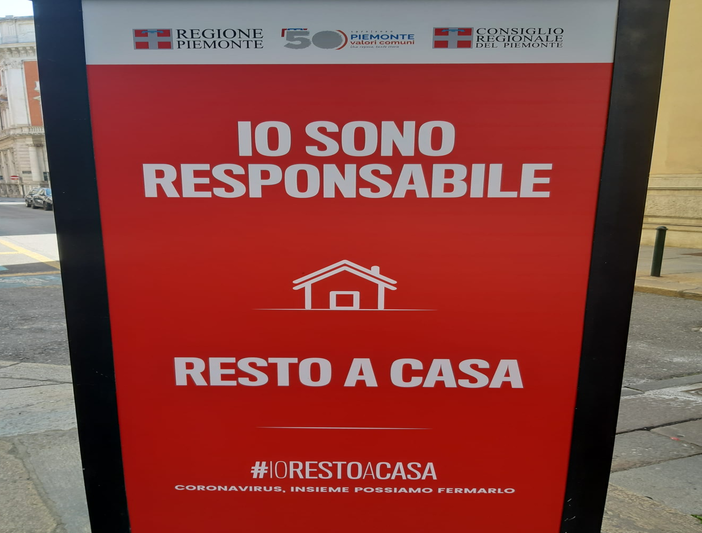 #Iorestoacasa, striscione sul palazzo della Regione in piazza Castello
