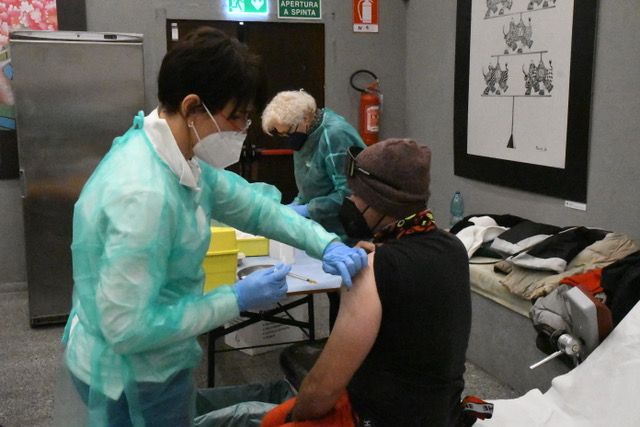 Vaccini, oggi 42.231 somministrazioni in Piemonte: poche più di 35mila le terze dosi