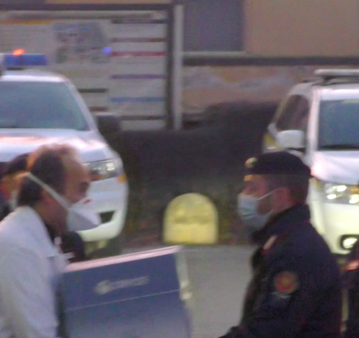 La consegna del vaccino anti covid a Torino: i carabinieri lo passano a Giovanni Di Perri
