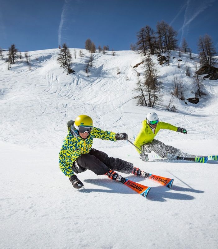 sciatori sulla neve