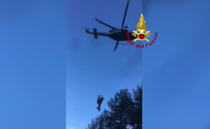 Si perde tra i boschi di Prali: lo recuperano sano e salvo i vigili del fuoco [VIDEO]