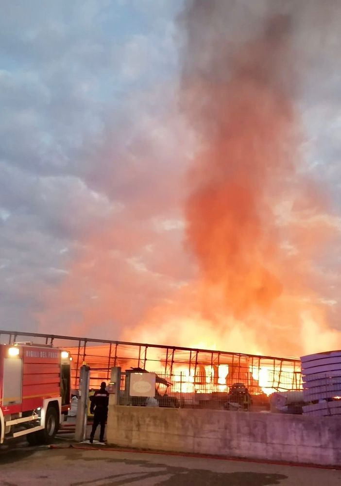 Fiamme domate a Villastellone, quattro i capannoni colpiti dall'incendio