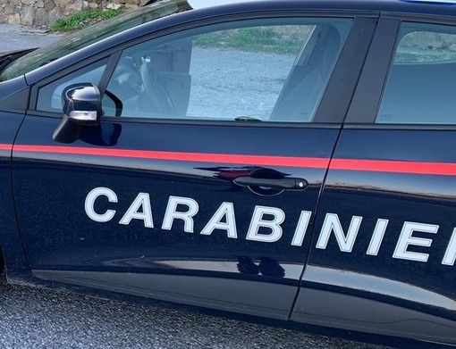 Sfascia un bar a colpi d’ombrello nel centro di Torre Pellice