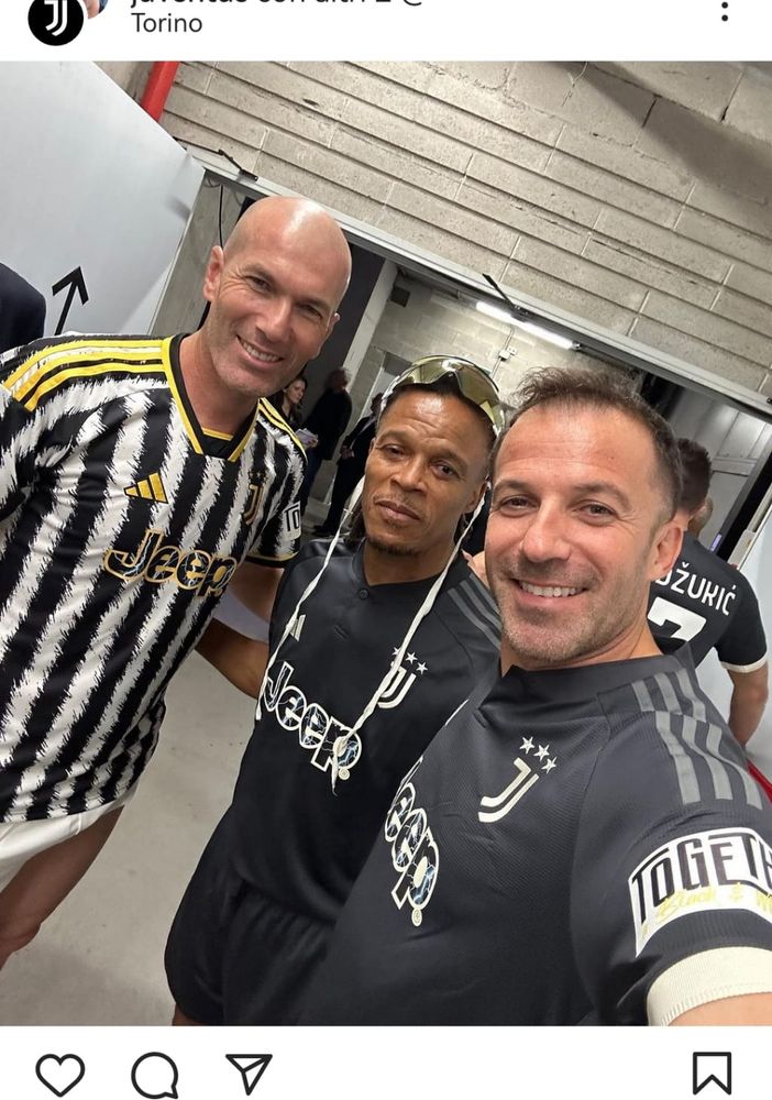 Tre calciatori che fanno un selfie