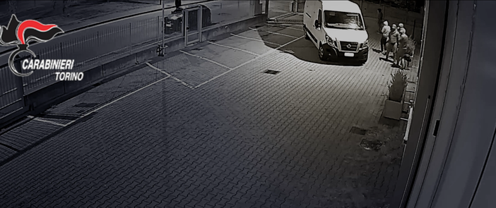 Rubavano veicoli con cui sfondavano i cancelli delle aziende che poi depredavano: 20 arresti [VIDEO]