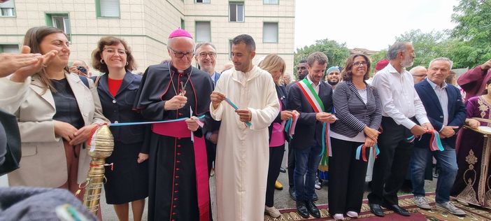 Il vescovo di Pinerolo mentre taglia il nastro Il vescovo di Pinerolo mentre taglia il nastro