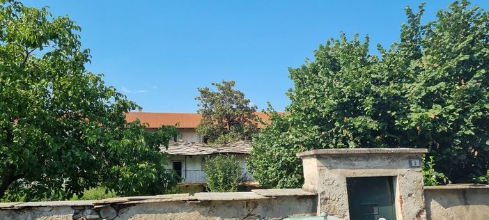 Il 'Cambrun' visto da via Goytre, che presto lascerà spazio alla Casa della Comunità