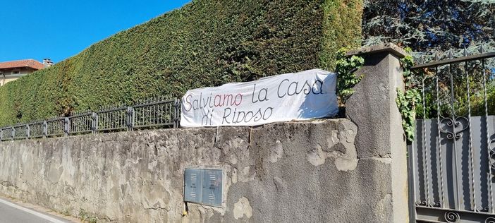 Lo striscione esposto davanti alla casa di riposo Bianchi di Cumiana