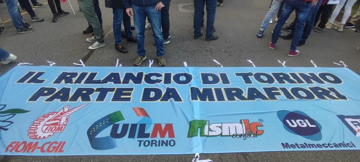 Torino fa la storia: in migliaia in piazza per chiedere che Mirafiori abbia un futuro Torino fa la storia: in migliaia in piazza per chiedere che Mirafiori abbia un futuro