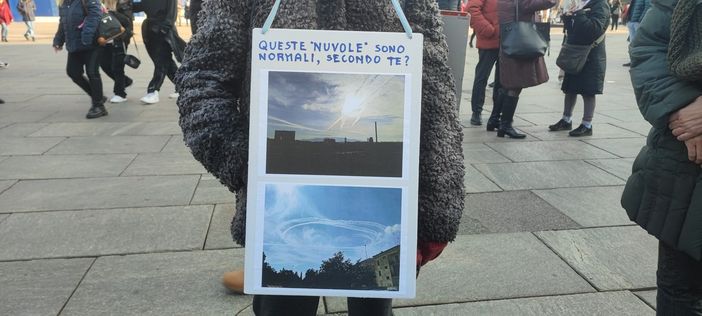 Insetti, UE e scie chimiche: la manifestazione dei sovranisti alimentari a Torino Insetti, UE e scie chimiche: la manifestazione dei sovranisti alimentari a Torino