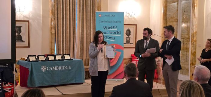 Chiara Noello ritira il premio della Cambridge University Chiara Noello ritira il premio della Cambridge University