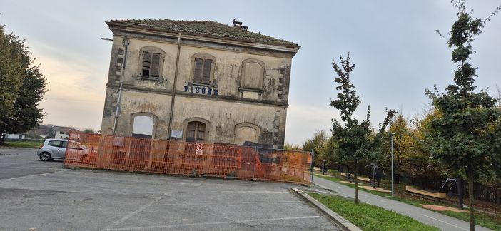 L'ex stazione di Vigone L'ex stazione di Vigone