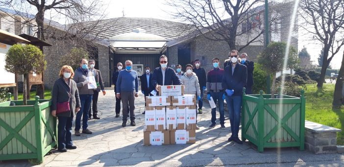Le comunità cinesi donano migliaia di mascherine ai Comuni del Pinerolese (FOTO)