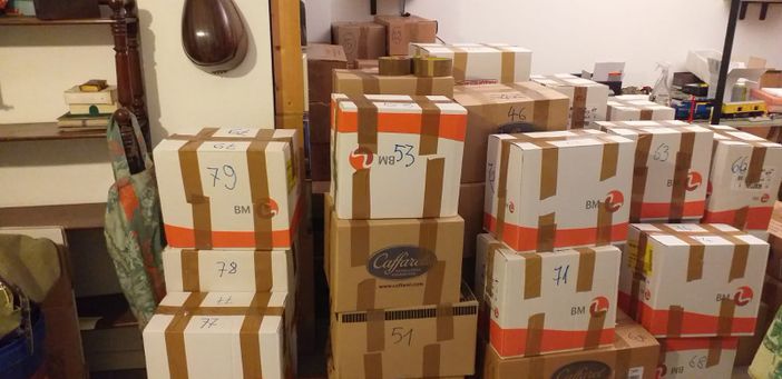 Alcuni degli scatoloni preparati da Manlio Leggieri e Andreina Baj