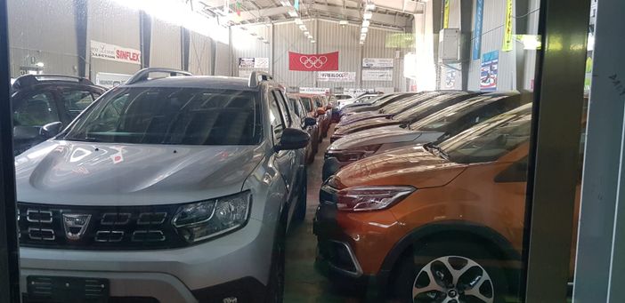 Auto nel Palacurling di Pinerolo: «L’hanno fatto per barcamenarsi»