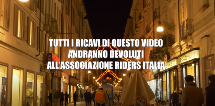 rider che pedala sotto luci d'artista